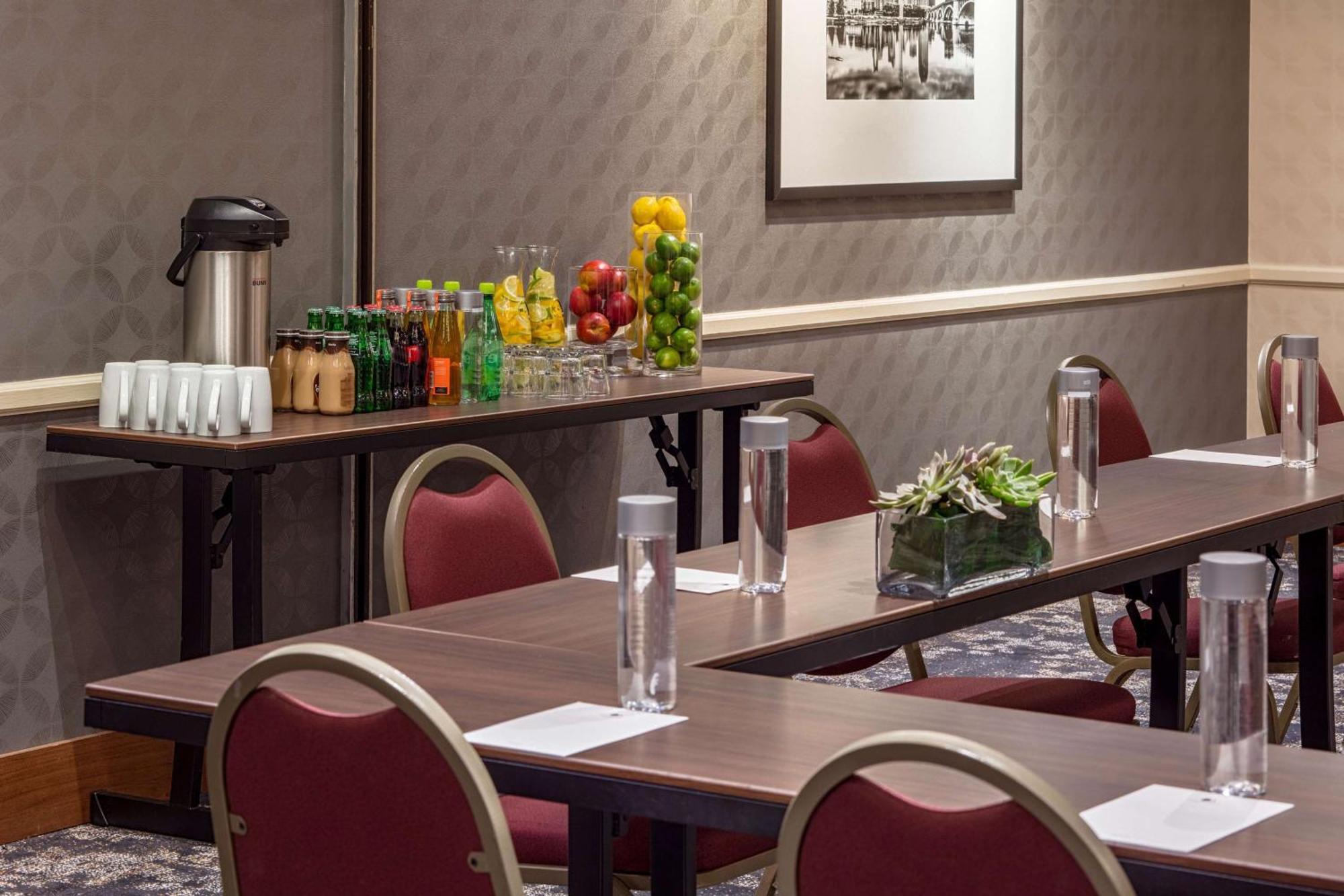 Doubletree Suites By Hilton Minneapolis Downtown Εξωτερικό φωτογραφία