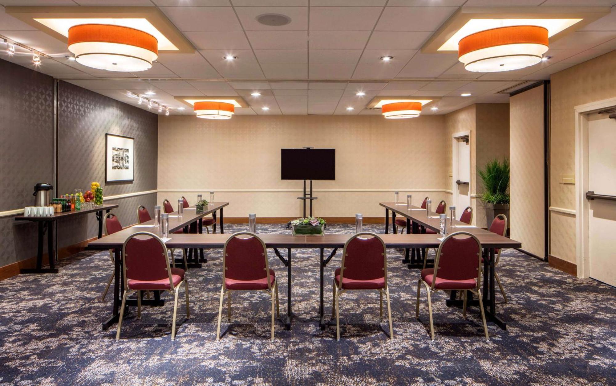 Doubletree Suites By Hilton Minneapolis Downtown Εξωτερικό φωτογραφία